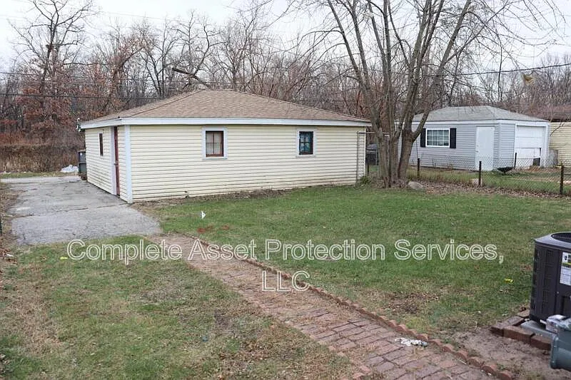 3 bed, 1.5 bath, 1332 sqft, $1,650 — Photo 2