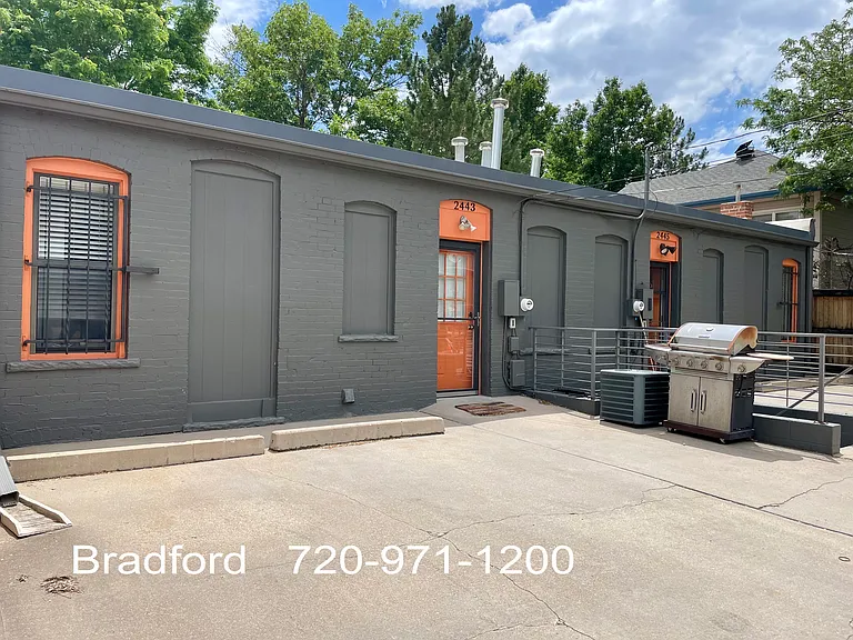 2443 W Argyle Pl — Photo 23