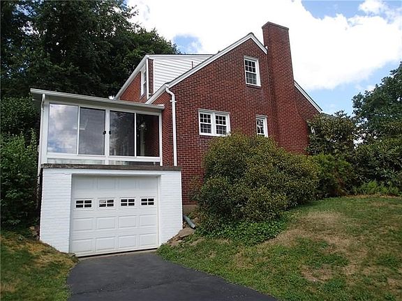 A side view of this charming home!