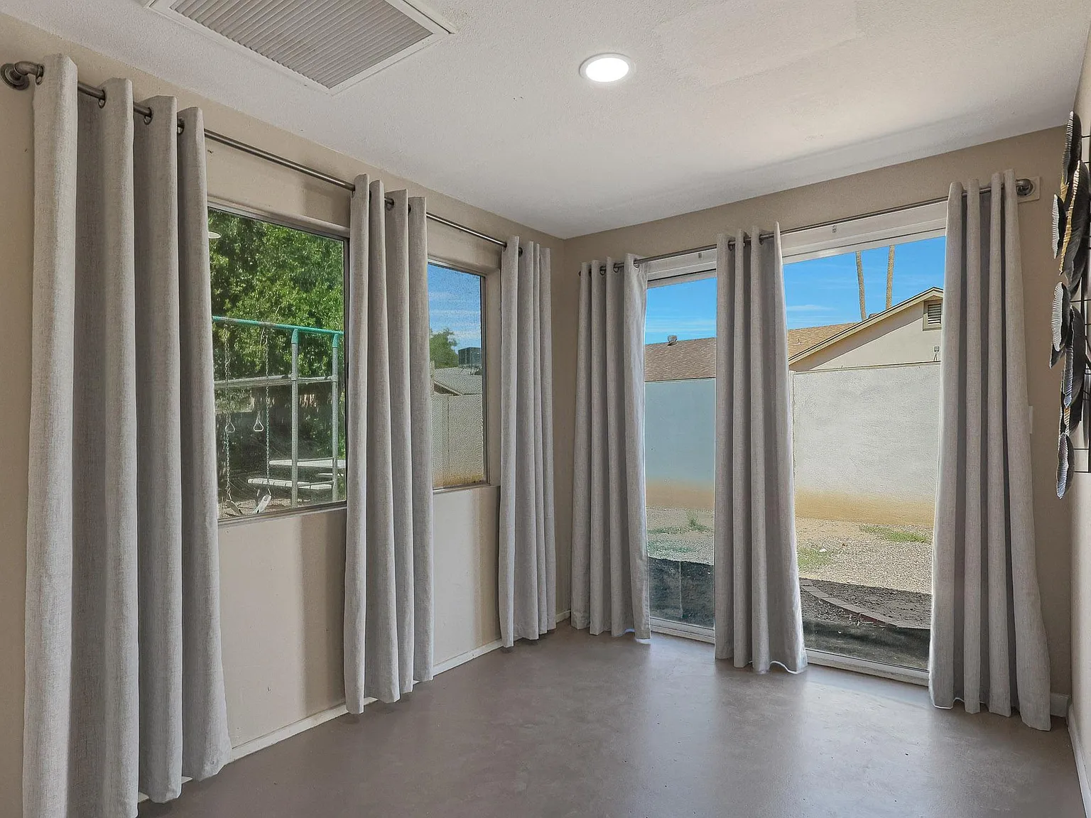 4 bed, 2.5 bath, 2400 sqft, $815 — Photo 4