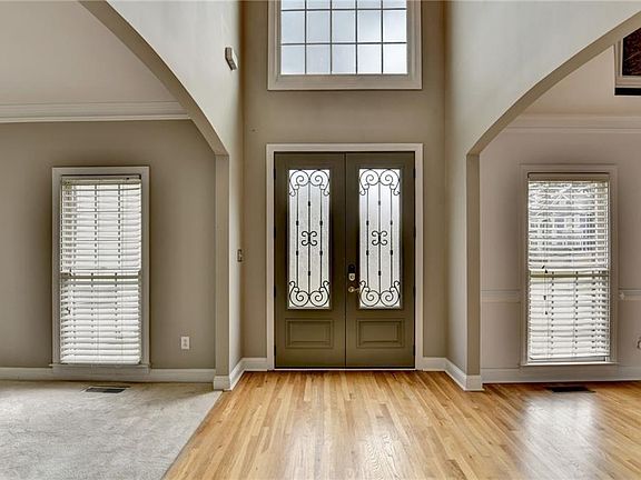 4th image of 1015 Rowe Oak Cir