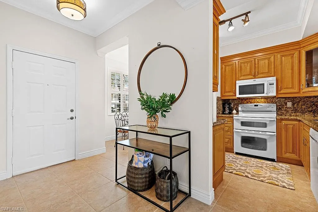 2 bed, 2.0 bath, 1300 sqft, $2,000 — Photo 2
