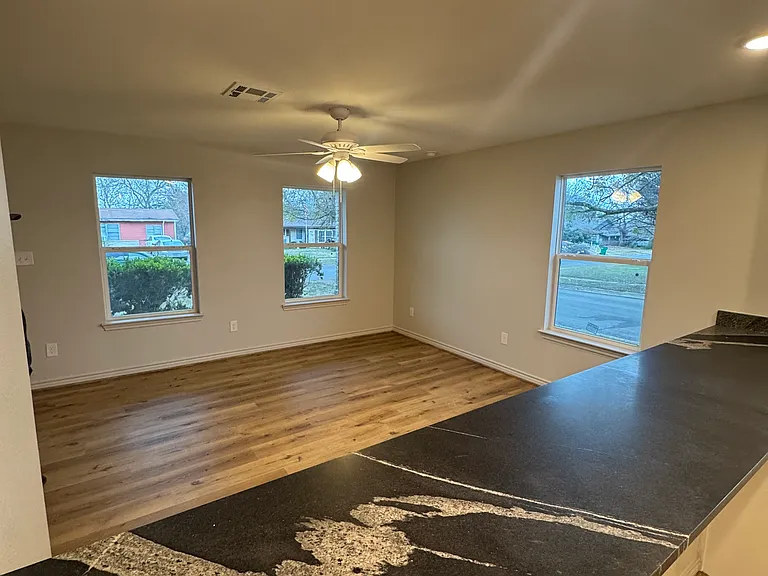 207 Laurel Ln — Photo 3