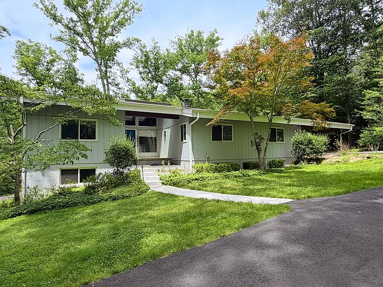 10611 Allenwood Ln — Photo 1