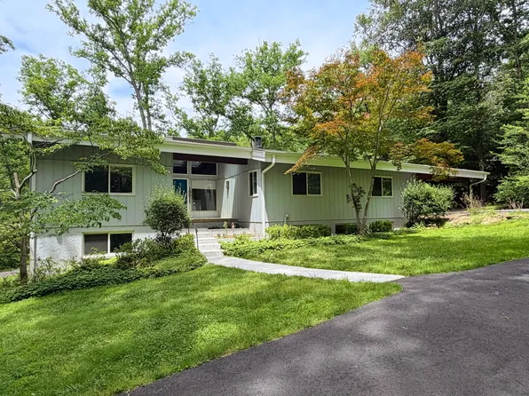 10611 Allenwood Ln, Great Falls, VA 22066