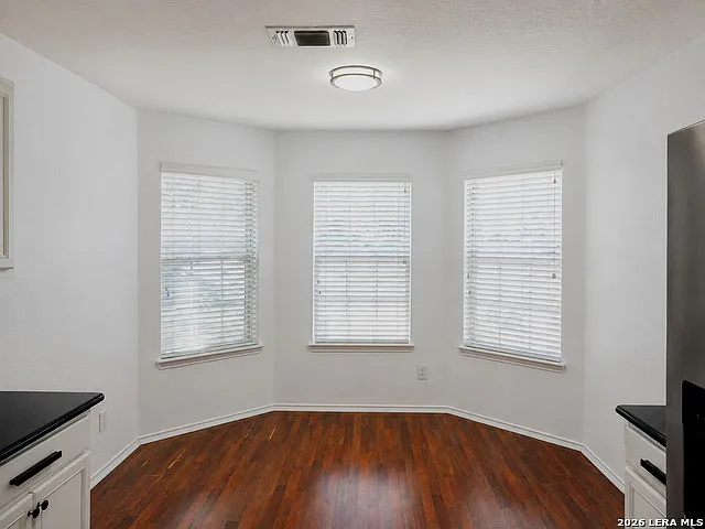 4 bed, 2.0 bath, 1700 sqft, $1,800 — Photo 3