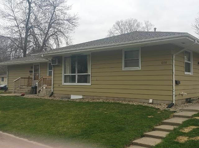 1st image of 606 1st St NE