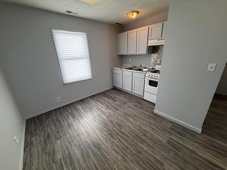 1402 E Main St #E — Photo 2