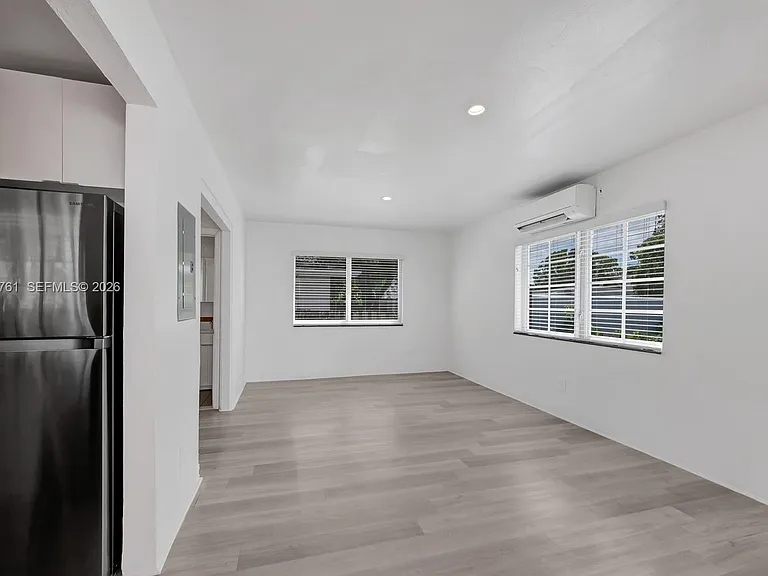570 NE 68th St #8 — Photo 7