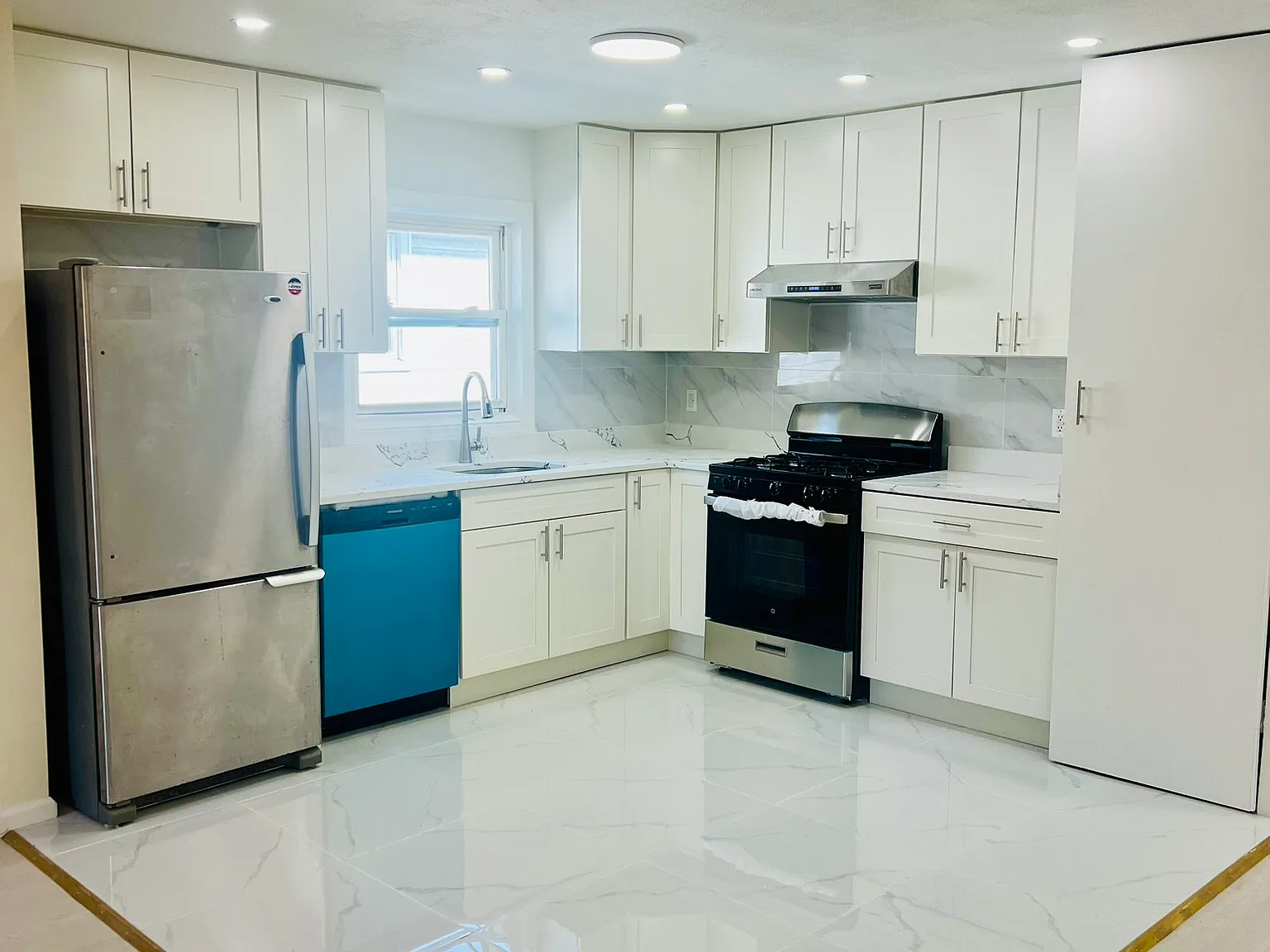 3 bed, 1.5 bath, $3,300 — Photo 1