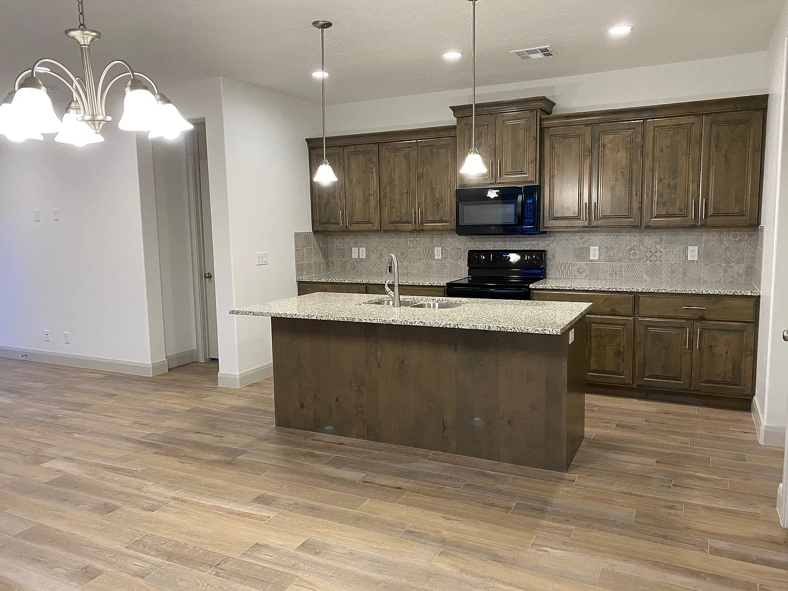 3 bed, 1345 sqft, $2,300 — Photo 4