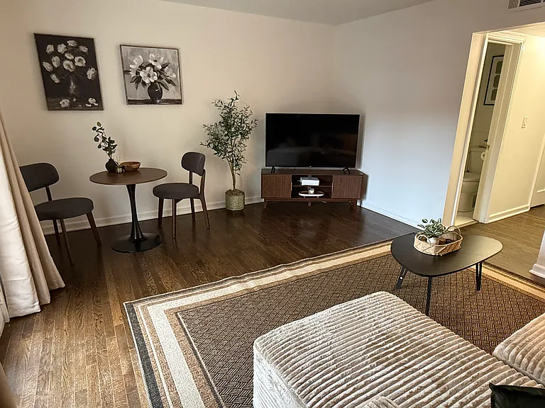 1211 W 45th St #3E — Photo 7
