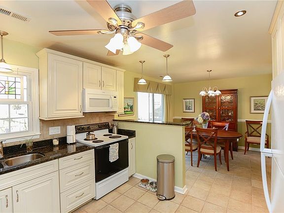 5th image of 55 Carriage Hill Dr
