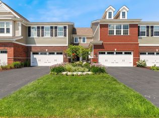 909 Paisley Ln, Naperville, IL 60540