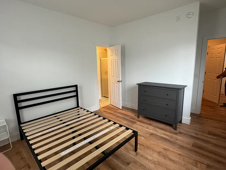 39 Leroy St — Photo 16