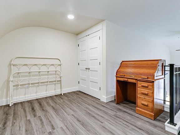 4th image of 607 E Main St #204