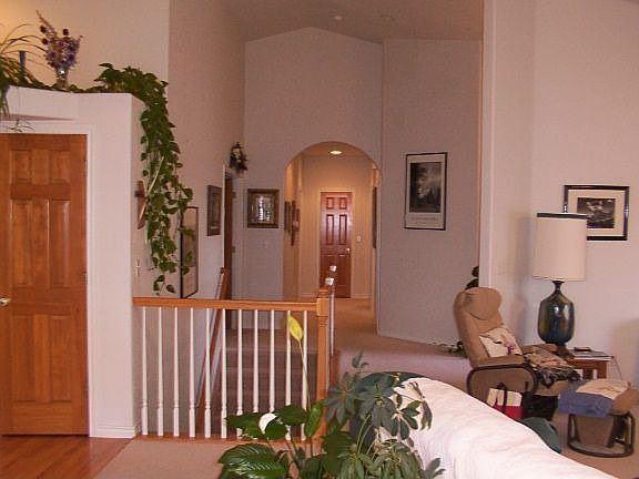 Open & bright home w/vaulted ceilings