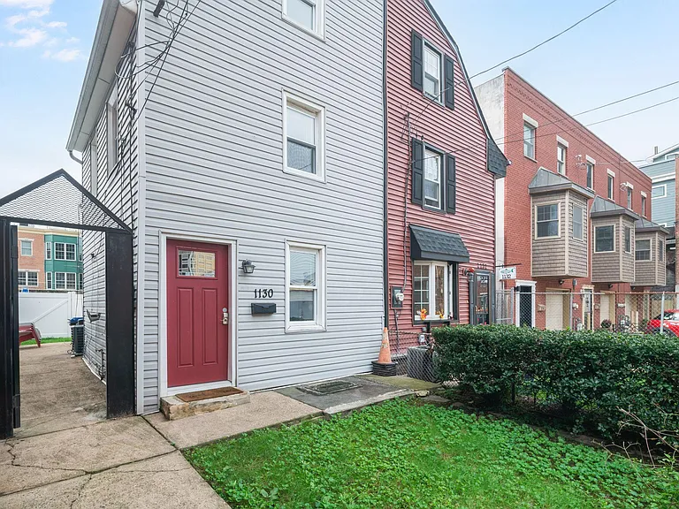 1130 Crease St — Photo 2