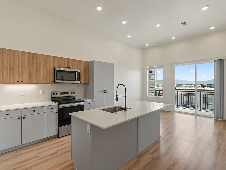 800 E 620 S — Photo 143