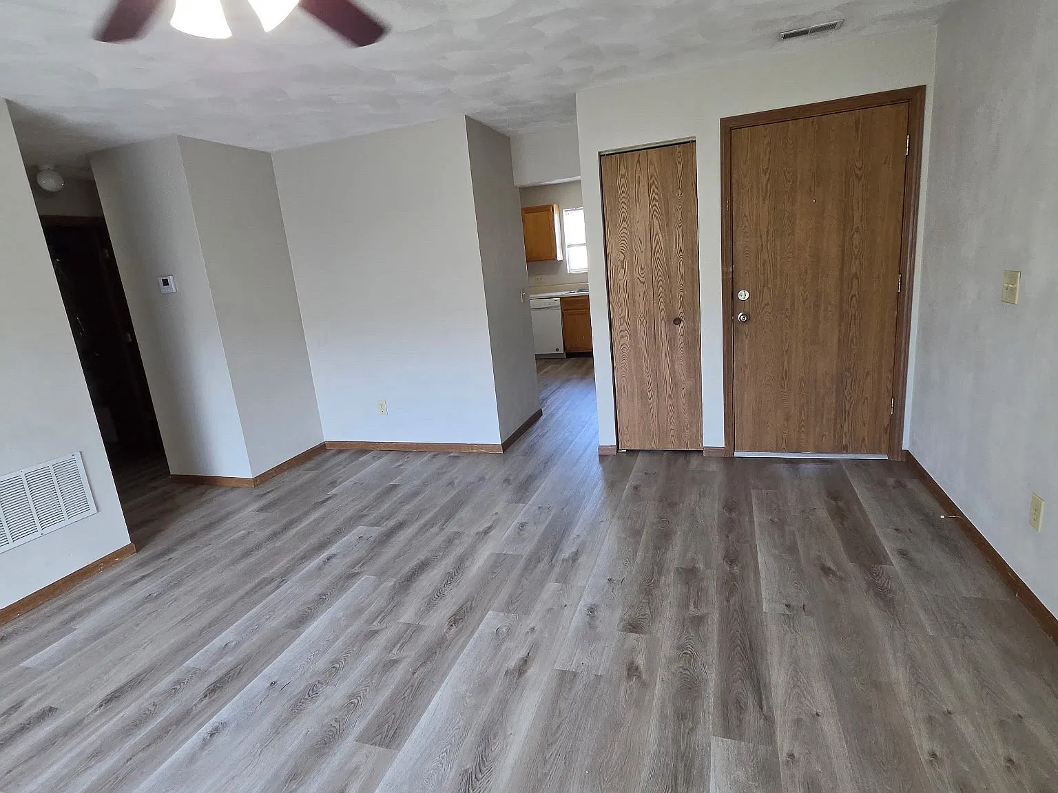 2 bed, 1001 sqft, $995 — Photo 4