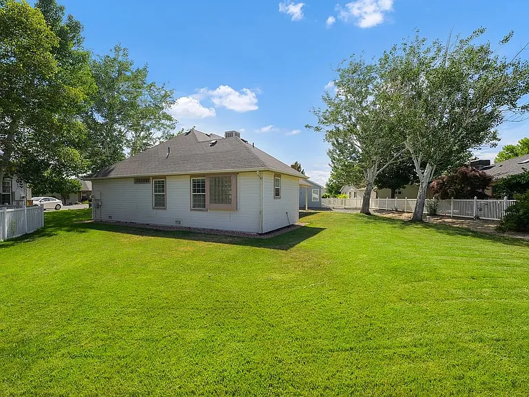 712 E Harbor Cir — Photo 23