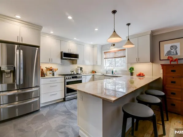 598 Sanderling Ct, Secaucus, NJ 07094