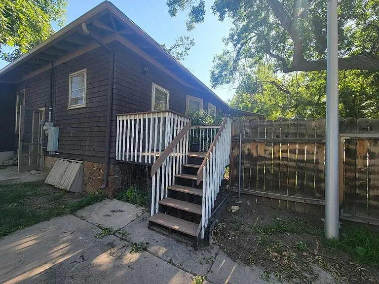 1104 N Institute St — Photo 6