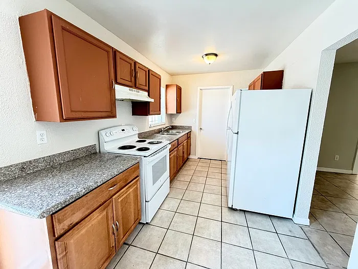 3 bed, 1.5 bath, 1226 sqft, $1,700 — Photo 4