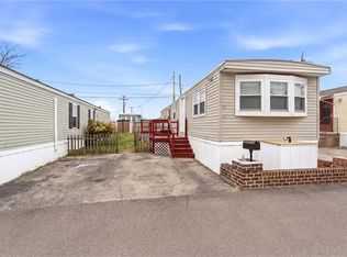 11 East Dr, Rumford, RI 02916