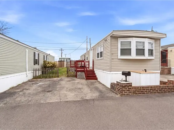 11 East Dr, Rumford, RI 02916