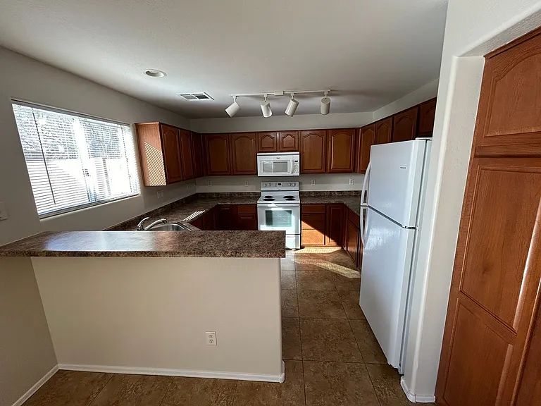664 S 222nd Ln — Photo 2