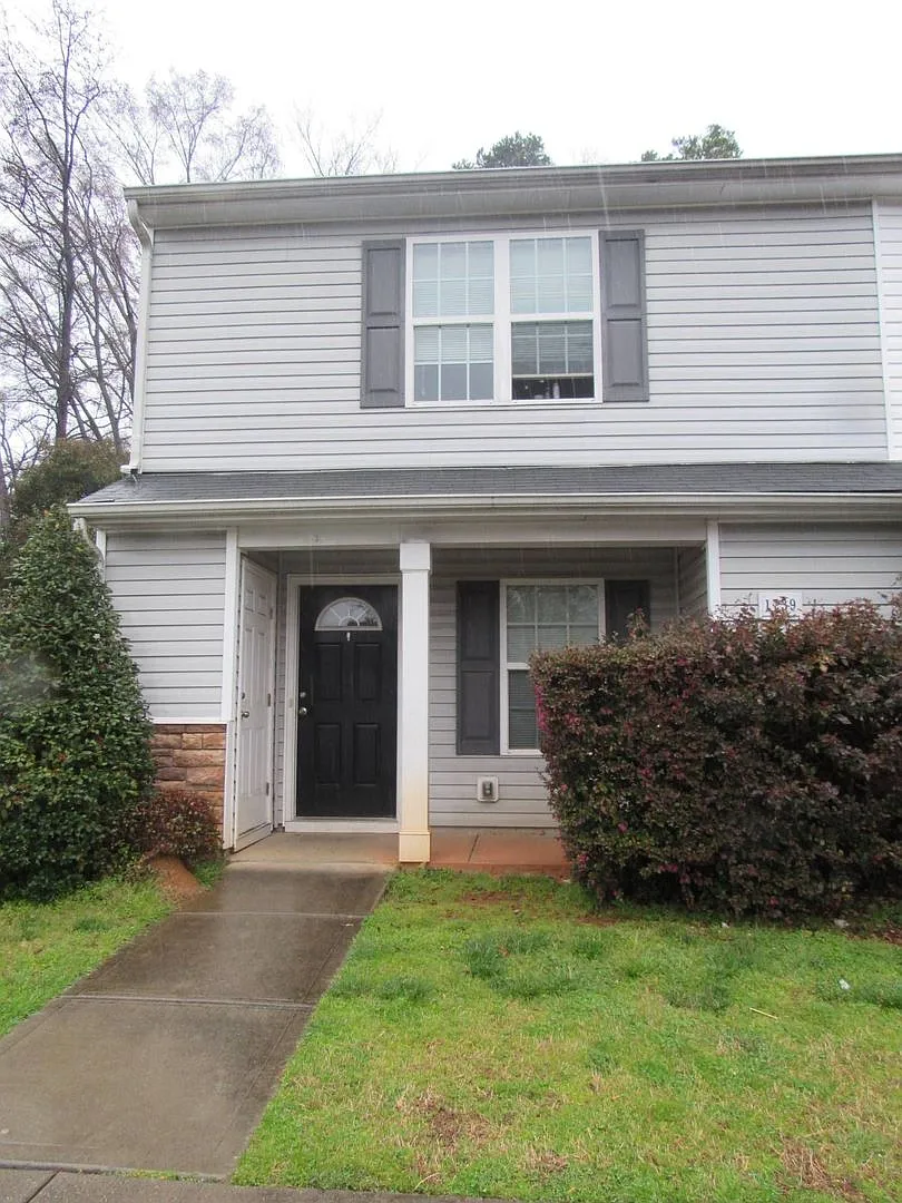 Spacious 4 bedroom, 2 full bath, 2 story town home — Photo 1