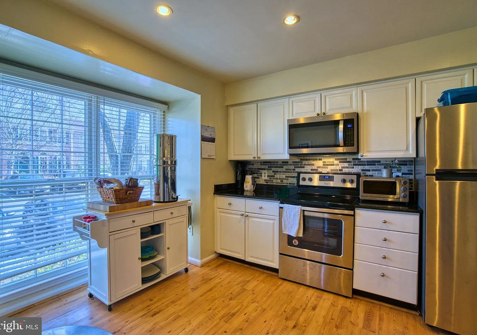 Alexandria - Beautiful Updated Townhouse In Kingstowne! — Photo 3
