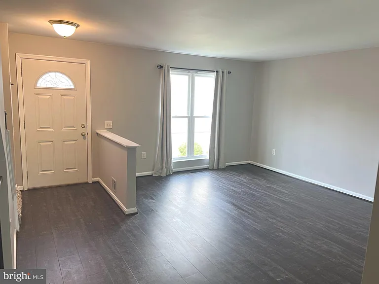 1679 Colonial Way — Photo 2