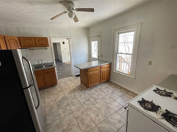 4th image of 303 Benton St