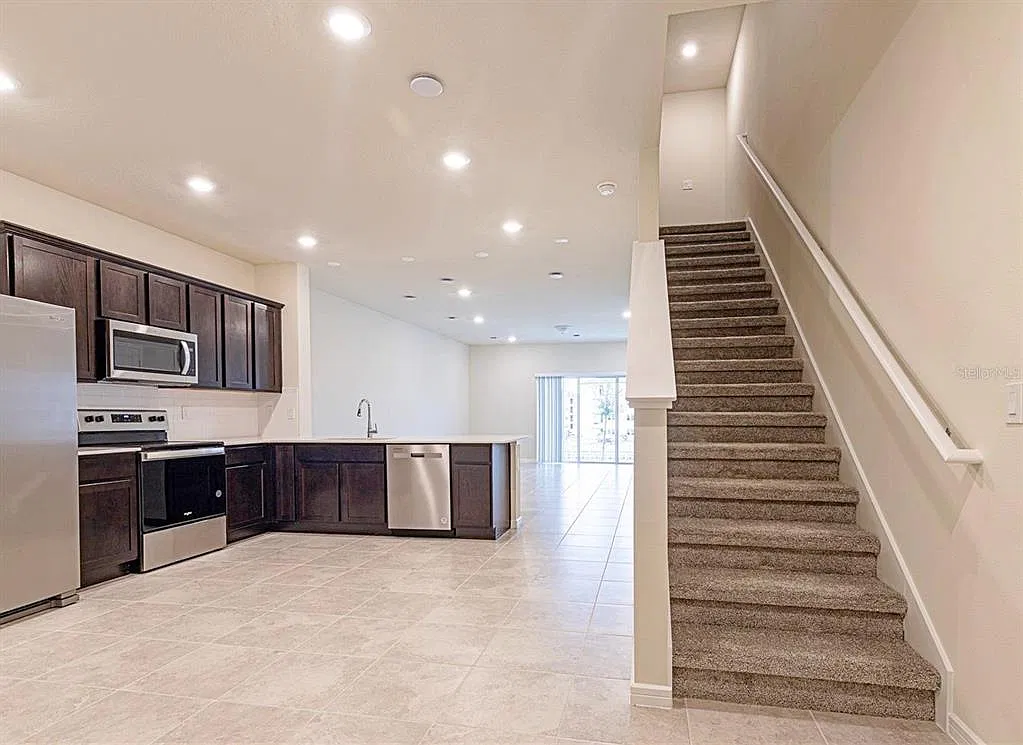 3 bed, 2.5 bath, 1699 sqft, $1,995 — Photo 4