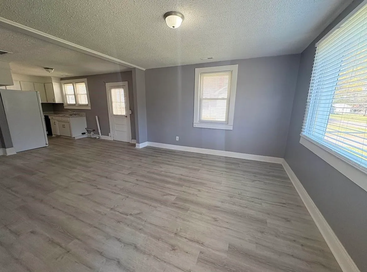 2 bed, 1000 sqft, $1,299 — Photo 3