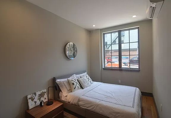 4th image of 427 Manhattan Ave #1A