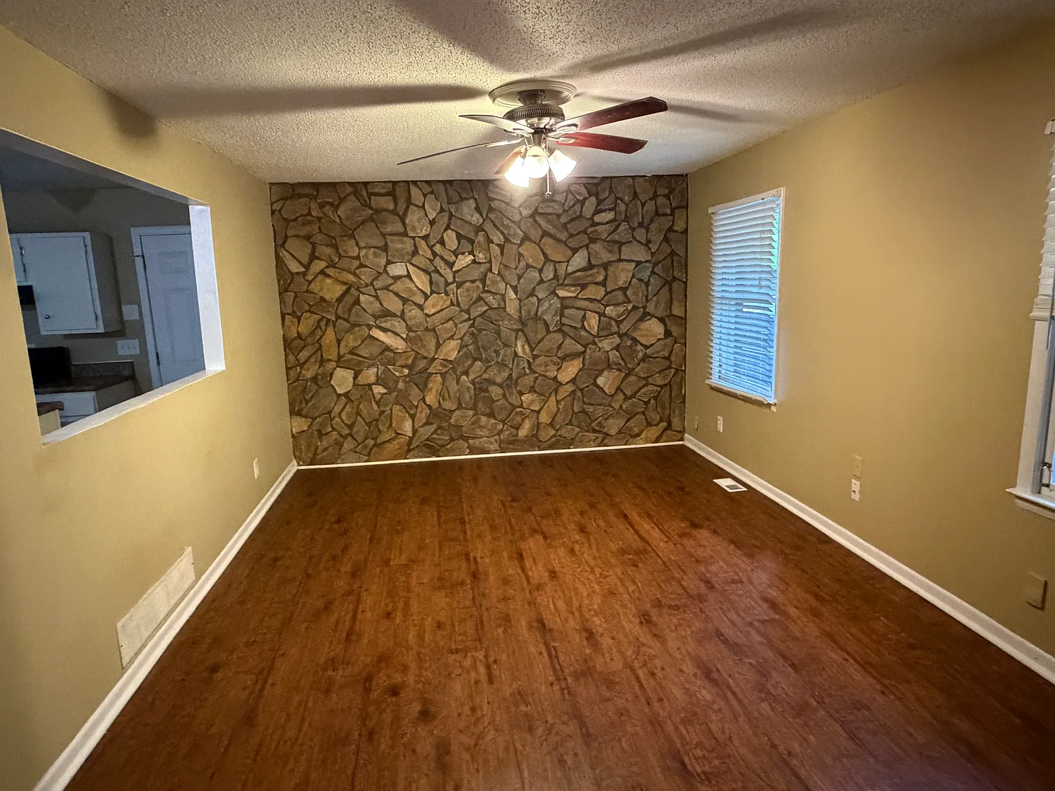 3 bed, 1817 sqft, $1,950 — Photo 3