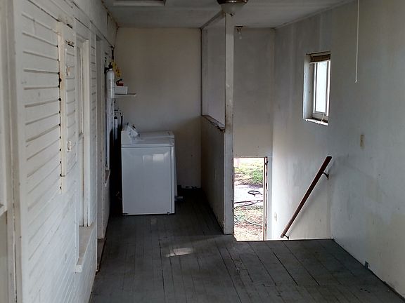 Mud / entry room with laundry