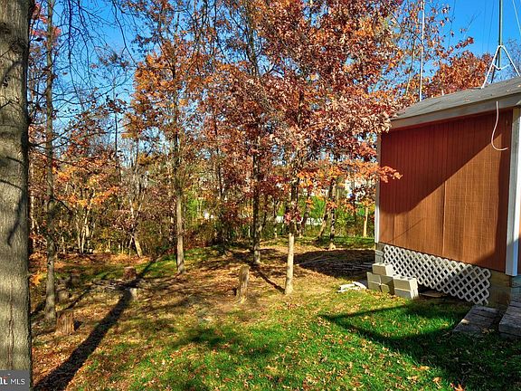 3rd image of 121 Deer Hill Ct