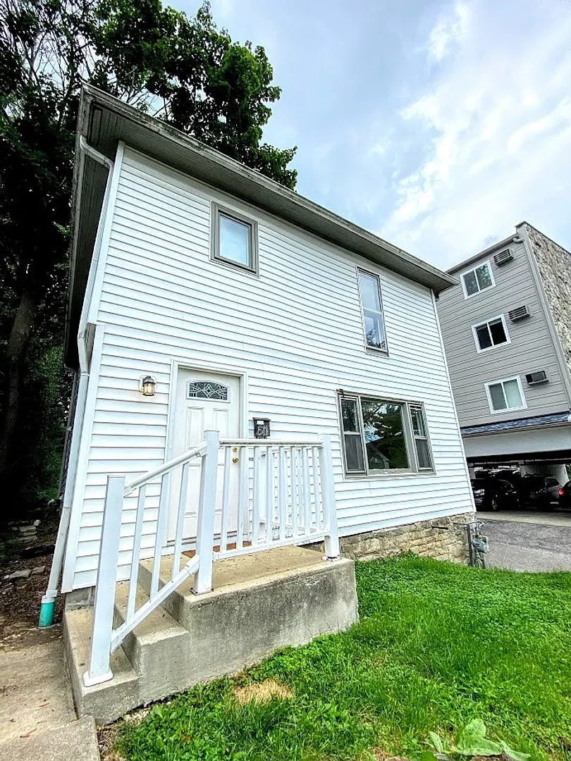 **Available August 2027** 5 Bed 2 Bath House Downtown — Photo 1
