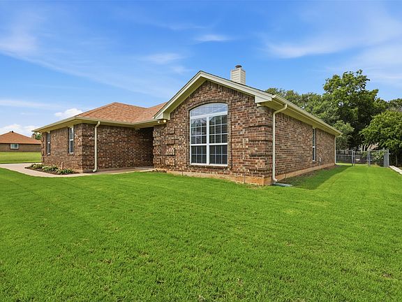3rd image of 3910 View Point Dr