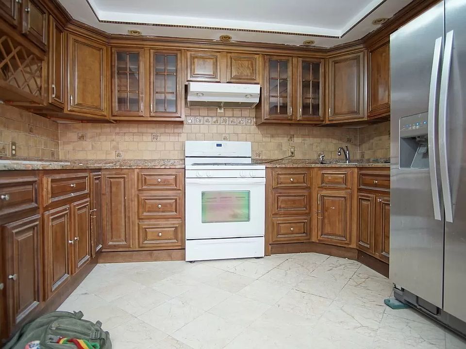 2nd image of 833 Bushwick Ave