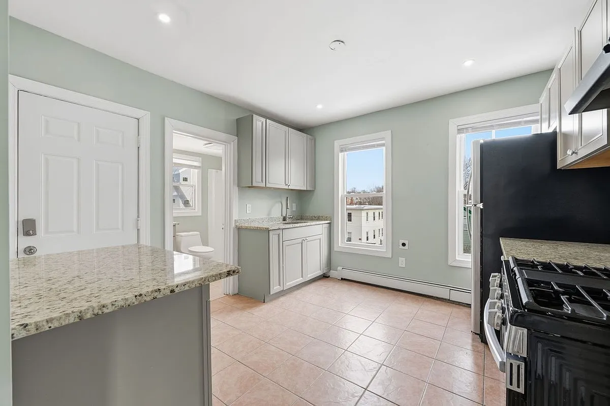 Building Photo - 32 Lawrence St #1