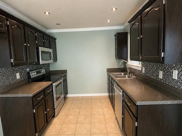 610 Topaz St — Photo 10