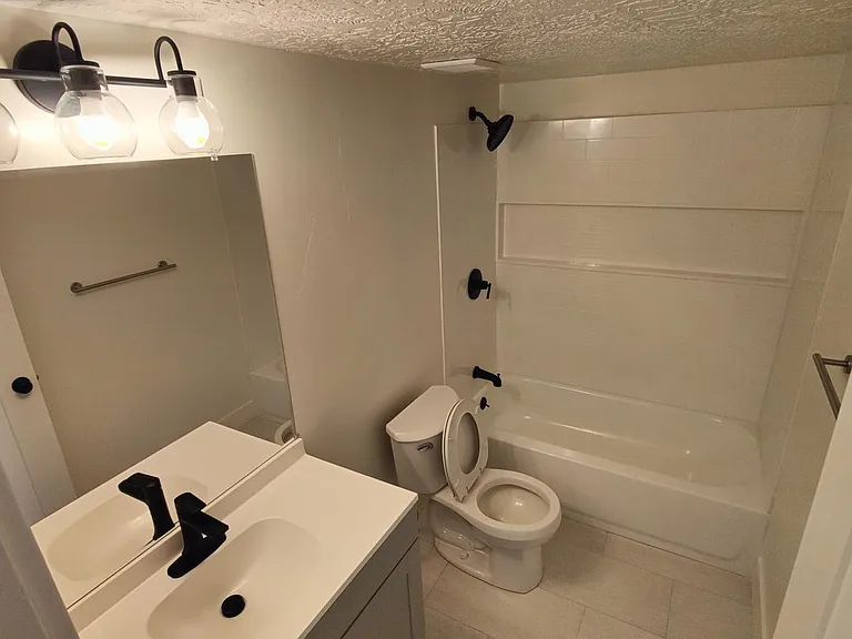 682 E Benbrook Ln — Photo 21