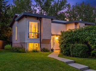 125 N Oaktree Ln SW, Calgary, AB T2V 4E3