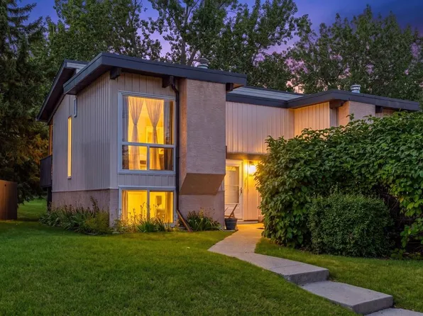 125 N Oaktree Ln SW, Calgary, AB T2V 4E3