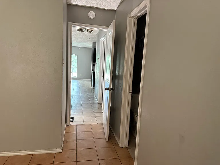 702 Scott Dr — Photo 2